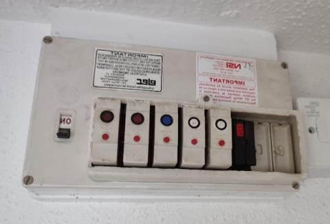 Tamworth Electricians - Old style fuse box
